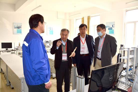 说明: 10-现场考查金工实习基地